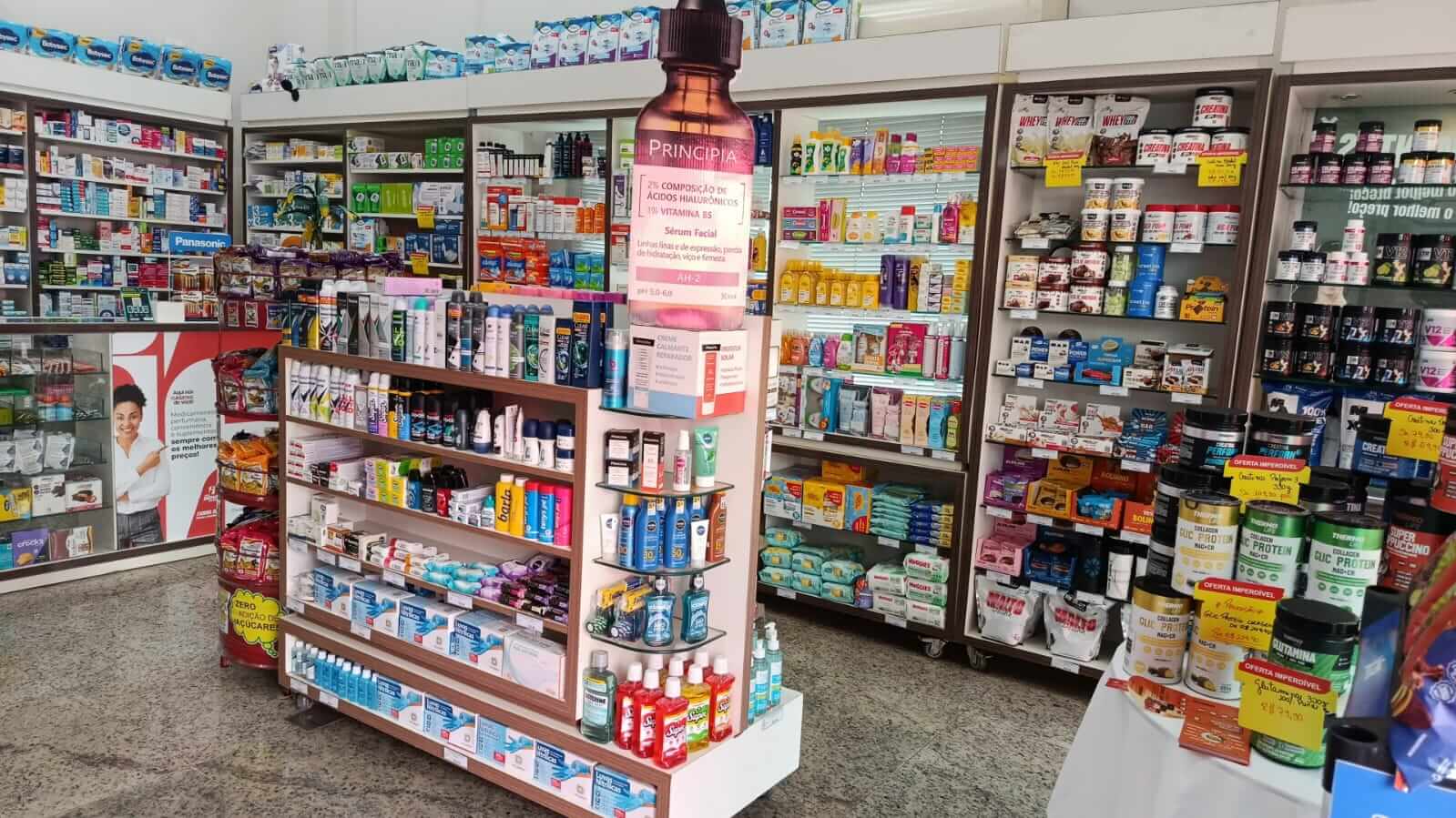 Corredor de cosméticos Principia e suplementos alimentares na Farma Diet